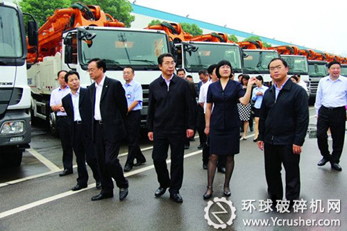 公司副總工程師付玲（前排右二）向申長雨局長（前排右三）介紹公司產品情況