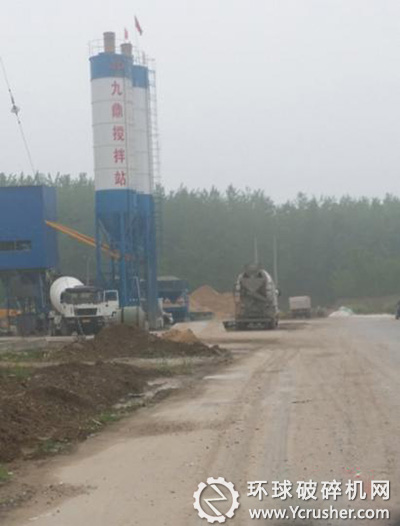 拌筒一支就生產(chǎn)商品混凝土，像這樣無資質(zhì)的混凝土預攪拌企業(yè)在濱海有20多家。