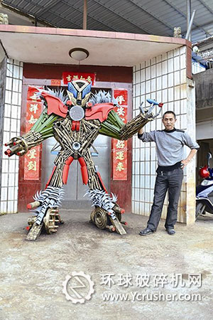 張德華與廢零件打造而成的變形金剛