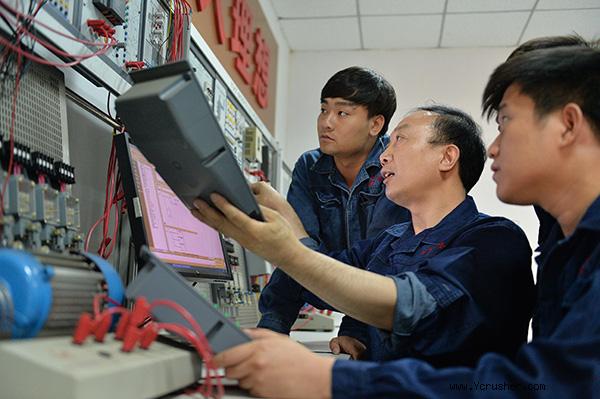 6月3日，在開灤集團林南倉礦業(yè)公司，劉少輝（中）與創(chuàng)新團隊成員探討技改項目。