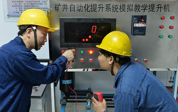 6月3日，在開灤集團林南倉礦業(yè)公司礦井主絞車房，劉少輝（左）與工友測試模擬教學(xué)提升機數(shù)據(jù)。