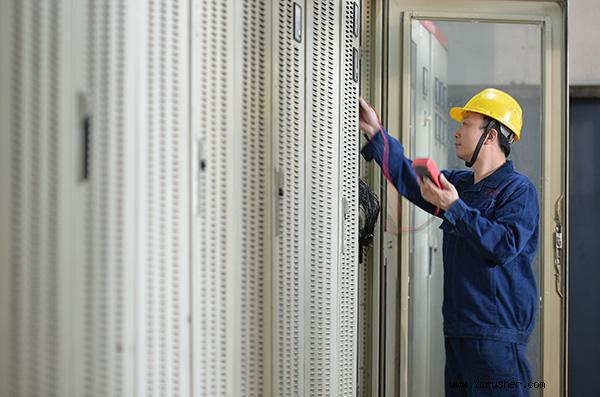 6月3日，在開灤集團林南倉礦業(yè)公司礦井主絞車房，劉少輝（左）與工友測試模擬教學(xué)提升機數(shù)據(jù)。