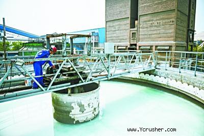 昨天下午，在金隅琉璃河水泥廠，工作人員正在查看飛灰處置生產(chǎn)線中的水質(zhì)穩(wěn)定緩存池。