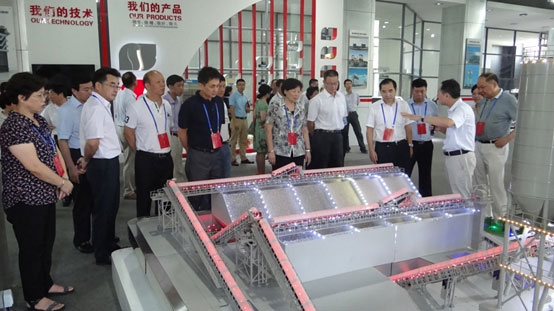 實(shí)施創(chuàng)新驅(qū)動(dòng)加快產(chǎn)業(yè)升級(jí) 福建全國(guó)人大代表蒞臨南方路機(jī)調(diào)研