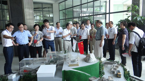 實(shí)施創(chuàng)新驅(qū)動(dòng)加快產(chǎn)業(yè)升級(jí) 福建全國(guó)人大代表蒞臨南方路機(jī)調(diào)研