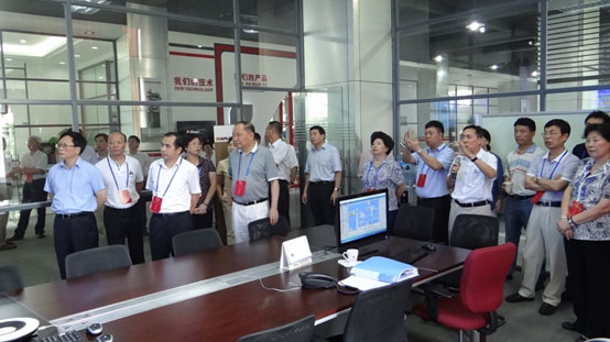 實(shí)施創(chuàng)新驅(qū)動(dòng)加快產(chǎn)業(yè)升級(jí) 福建全國(guó)人大代表蒞臨南方路機(jī)調(diào)研