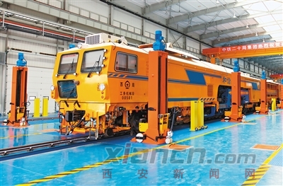 圖為運行中的西安大型養(yǎng)路機械檢修基地