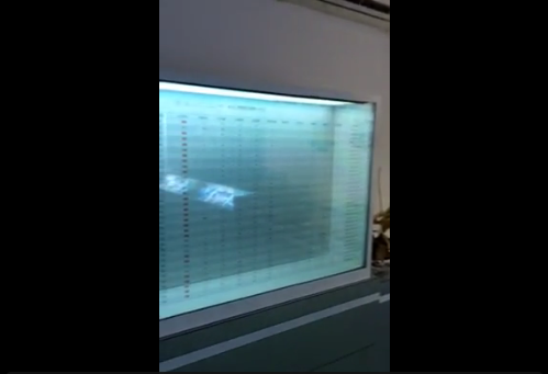 遠(yuǎn)程監(jiān)控室正在對(duì)圓錐破碎機(jī)、顎式破碎機(jī)等大型礦山機(jī)械設(shè)備的遠(yuǎn)程智能化操控