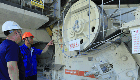 美卓服務(wù)銷售經(jīng)理曲新濤與中嘉礦業(yè)破碎車間王主任討論設(shè)備保養(yǎng)細(xì)節(jié)