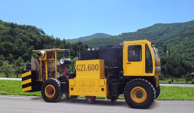 中鐵科工研制的GZL600型路面共振破碎機(jī)