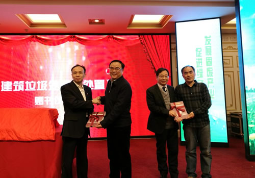 鼎盛董事長盧洪波、河南科技出版社主編李肖勝為華北水利水電大學(xué)、福建泉工股份有限公司贈書