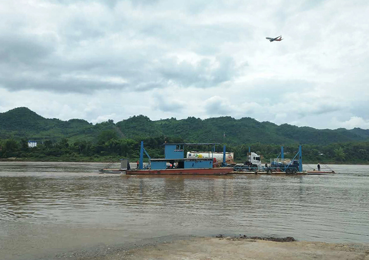 泰國亞洲牌水泥通過渡船進入湄公河半島