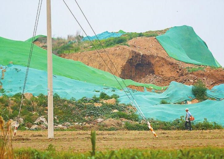 17日，歷城區(qū)沙河五村附近大片渣土山裸露