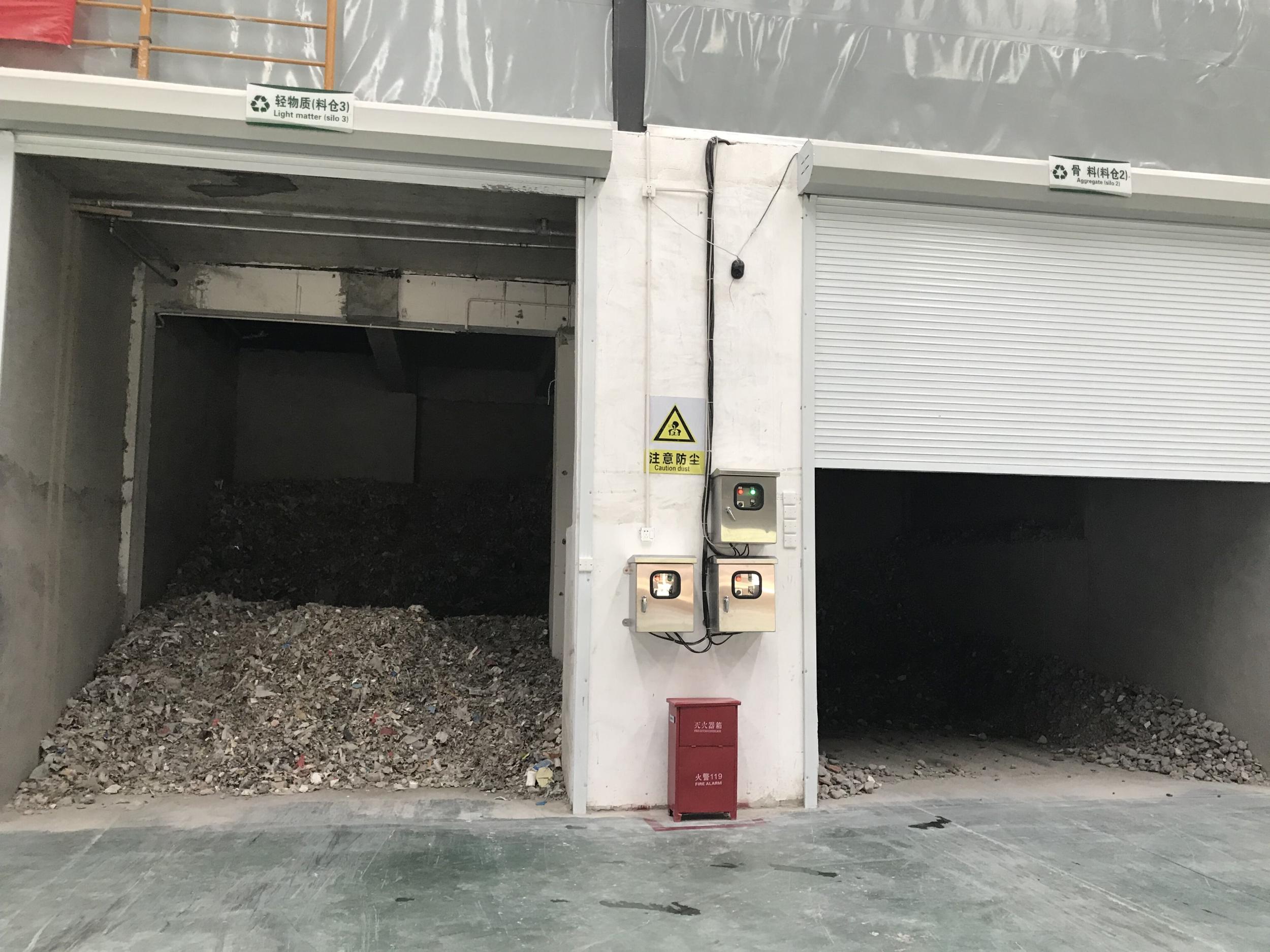 建筑垃圾被分揀后堆放在物料倉(cāng)