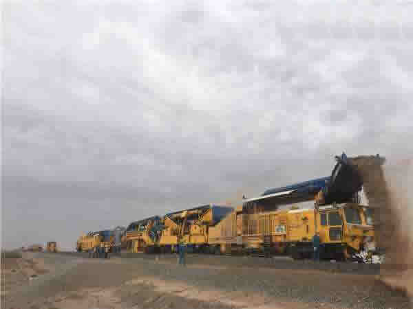 鐵建裝備助力南疆鐵路清篩施工