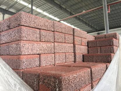 武漢一臺(tái)大型機(jī)器&ldquo;移動(dòng)破碎生產(chǎn)線&rdquo;&ldquo;吃進(jìn)&rdquo;建筑廢渣 吐出&ldquo;再生透水磚&rdquo;