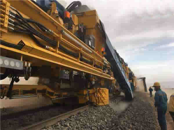 鐵建裝備助力南疆鐵路清篩施工