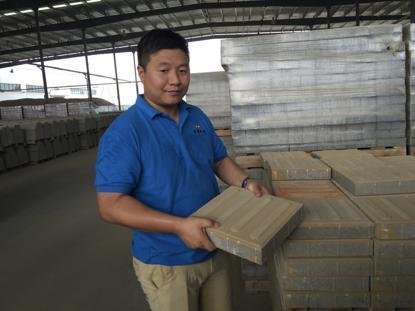 武漢一臺(tái)大型機(jī)器&ldquo;移動(dòng)破碎生產(chǎn)線&rdquo;&ldquo;吃進(jìn)&rdquo;建筑廢渣 吐出&ldquo;再生透水磚&rdquo;