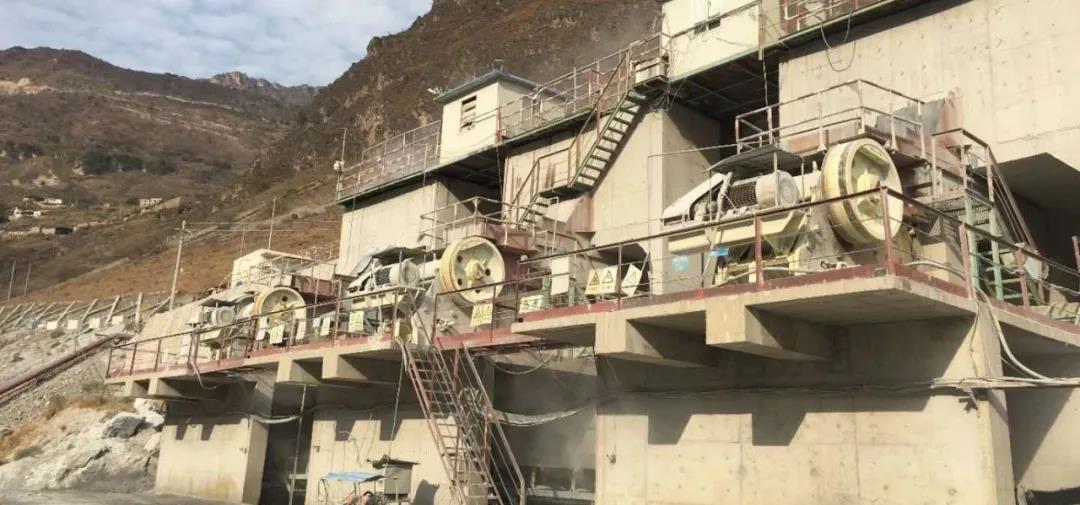 3臺(tái)Nordberg&reg; C125顎式破碎機(jī)用于粗碎