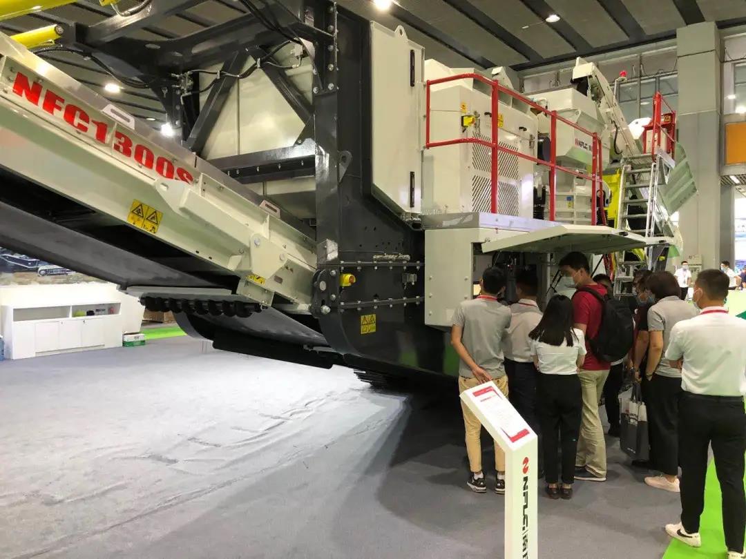 南方路機(jī)履帶移動(dòng)圓錐式破碎機(jī)精彩亮相第六屆廣州國(guó)際砂石展