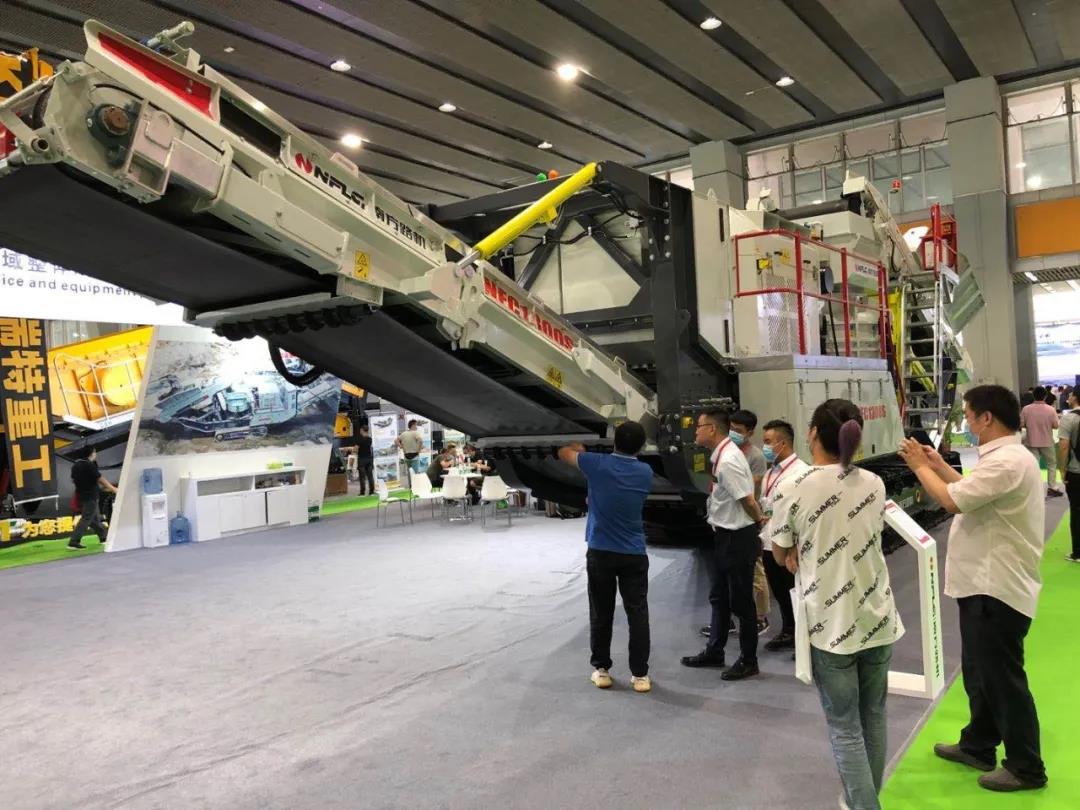 南方路機(jī)履帶移動(dòng)圓錐式破碎機(jī)