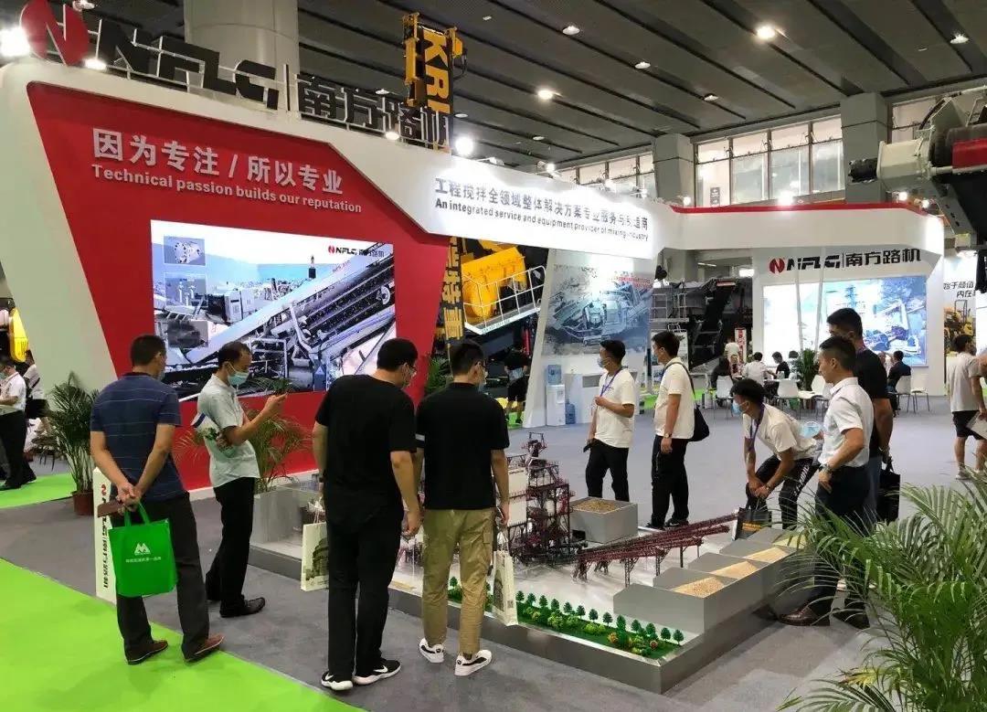 南方路機(jī)履帶移動(dòng)圓錐式破碎機(jī)精彩亮相第六屆廣州國(guó)際砂石展