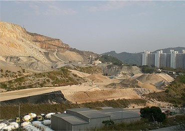 香港嘉安安達(dá)臣道石礦場(chǎng)廠區(qū)一角