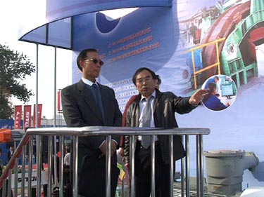 山東煤機(jī)集團(tuán)在向參展人員介紹輪齒式雙齒輥破碎機(jī)設(shè)備