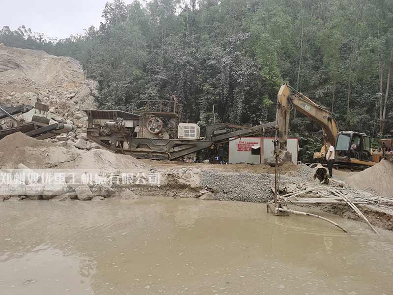 履帶碎石機現場圖片